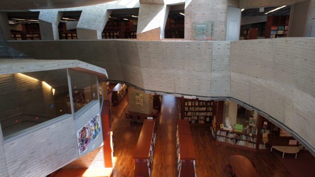 由利本荘市中央図書館