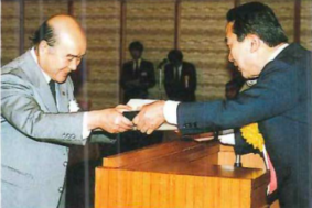 科学技術庁長官賞の授賞式で表彰を受ける谷脇源資会長