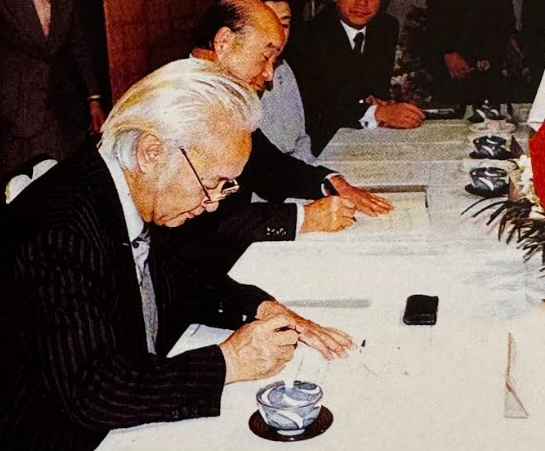 春源鋼鉄工業公司の鄭春生社長と契約書を交わす谷脇源資社長