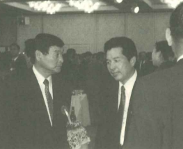 三井ホームの赤井士郎社長と懇談する宮﨑社長