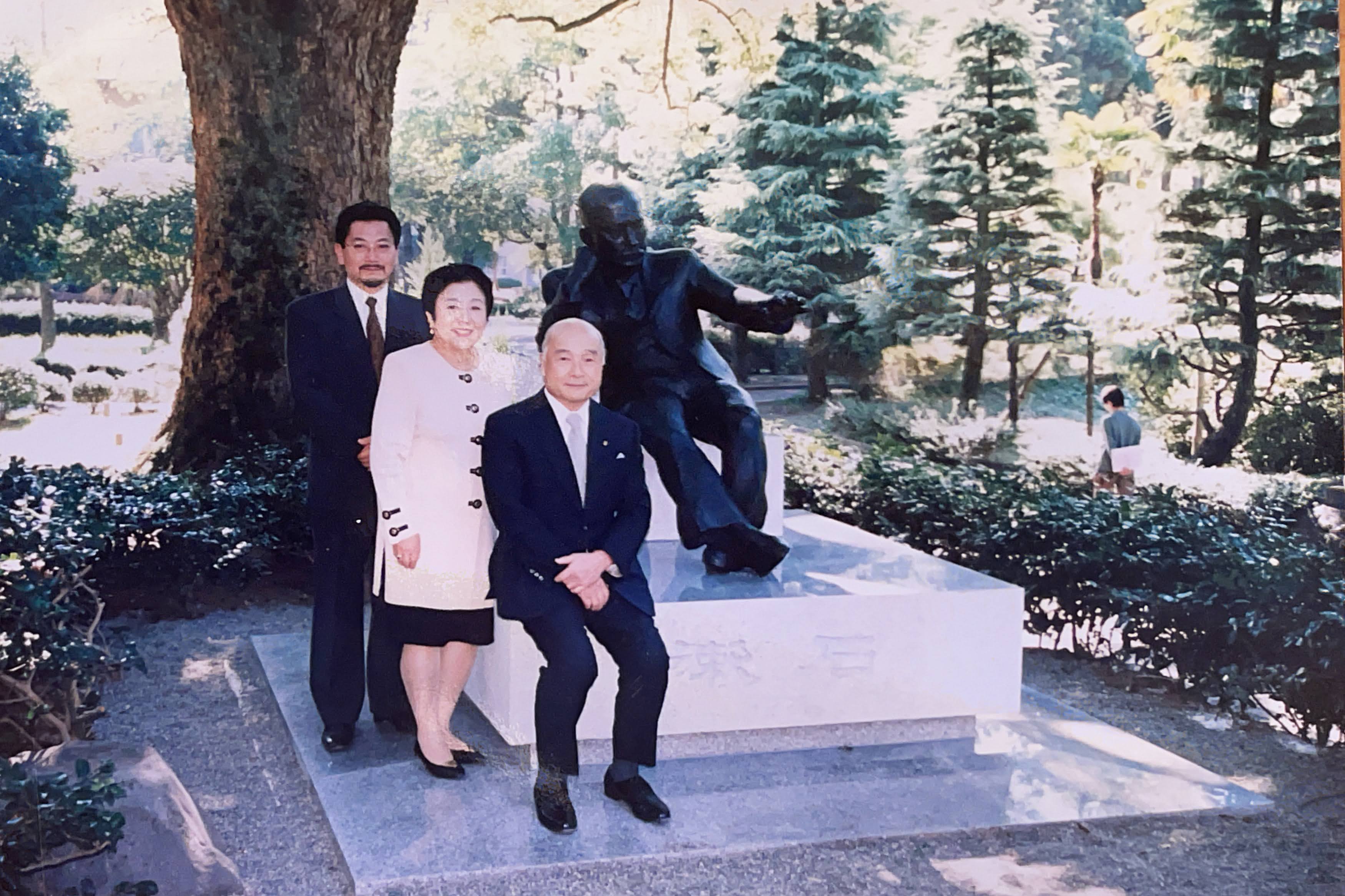熊本大学に寄贈された夏目漱石のブロンズ像と共に製作者の鷹尾俊一氏と記念撮影