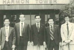 昭和48年5月、トヨタ労組時代に組合役員と。当時、宮﨑社長は同労組の副委員長を務めていた