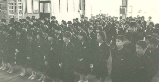 穴吹町の中学生たちが工場を訪れた記念写真