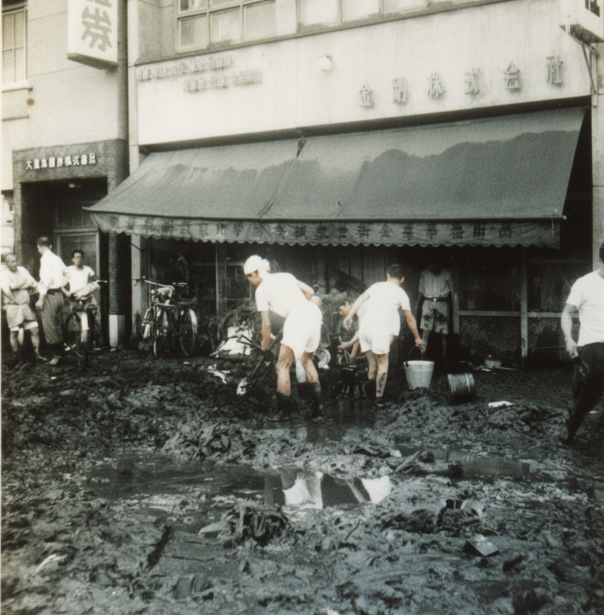 6・26水害で濁流に襲われた熊本市中心部と、土砂に埋まった金剛の店内