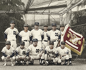 優勝旗を囲んで野球部の記念撮影