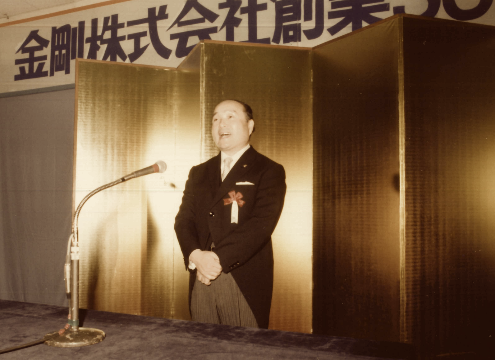 ３０周年の記念式典で挨拶をする谷脇社長