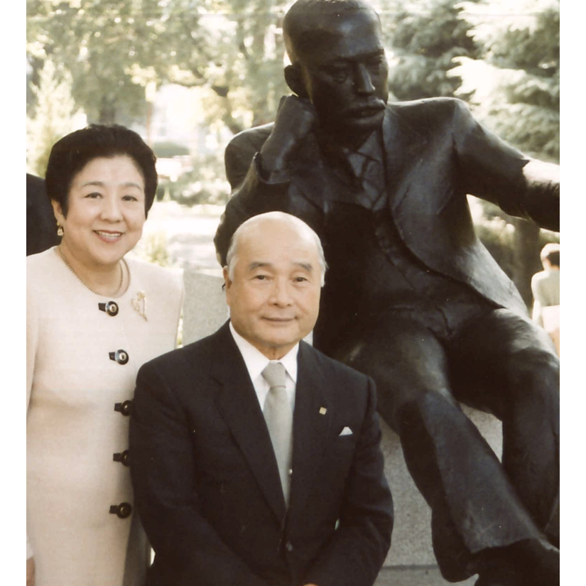 熊本大学の五高記念館前に夏目漱石のブロンズ座像を寄贈