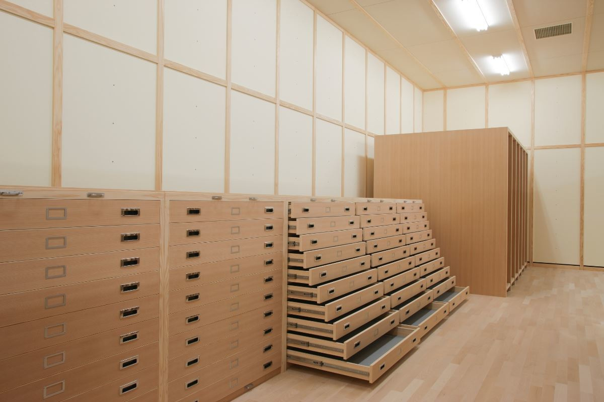 キャスター式木製絵画収納棚・木製抽斗収納棚