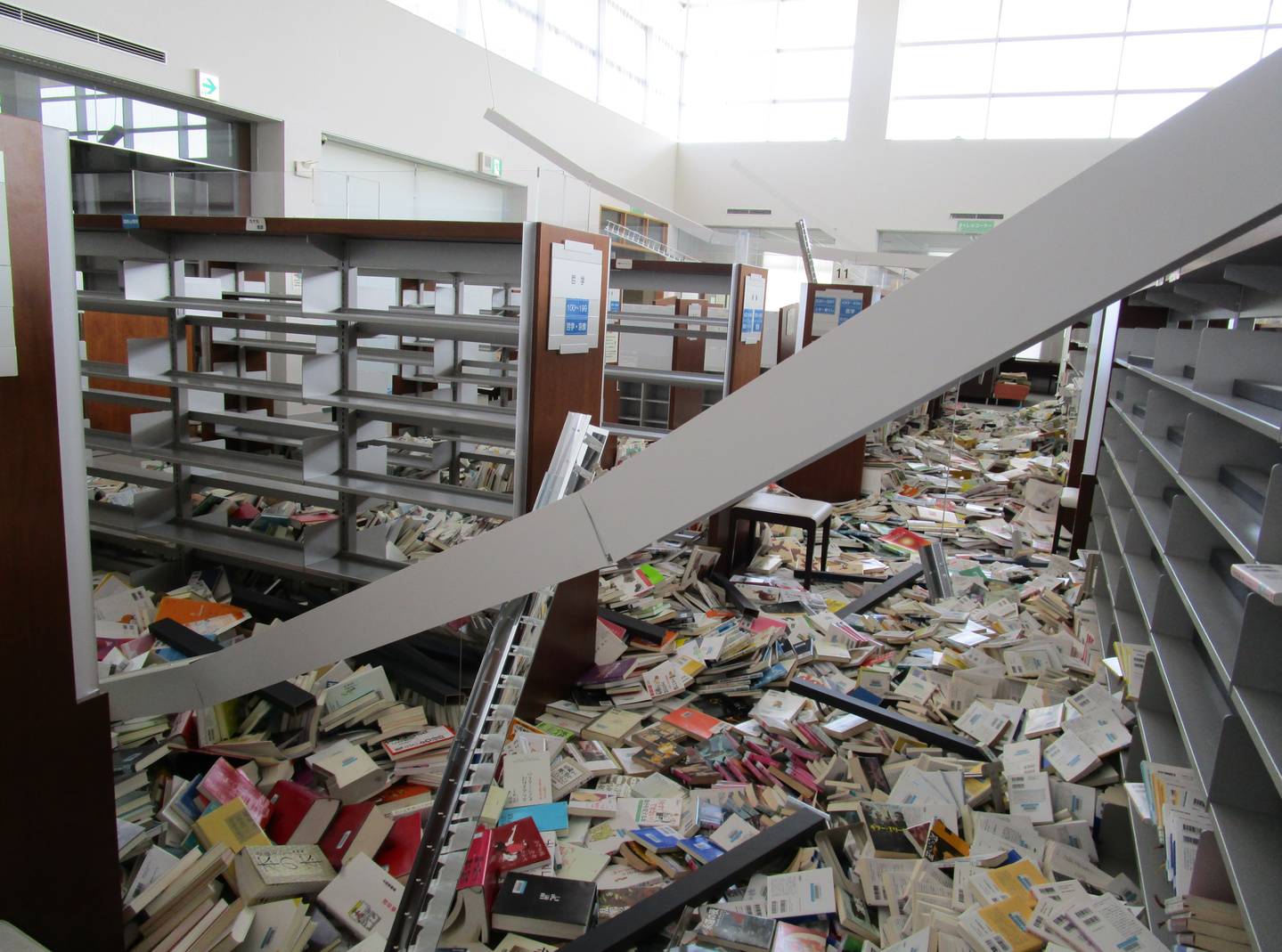 益城町図書館地震被害