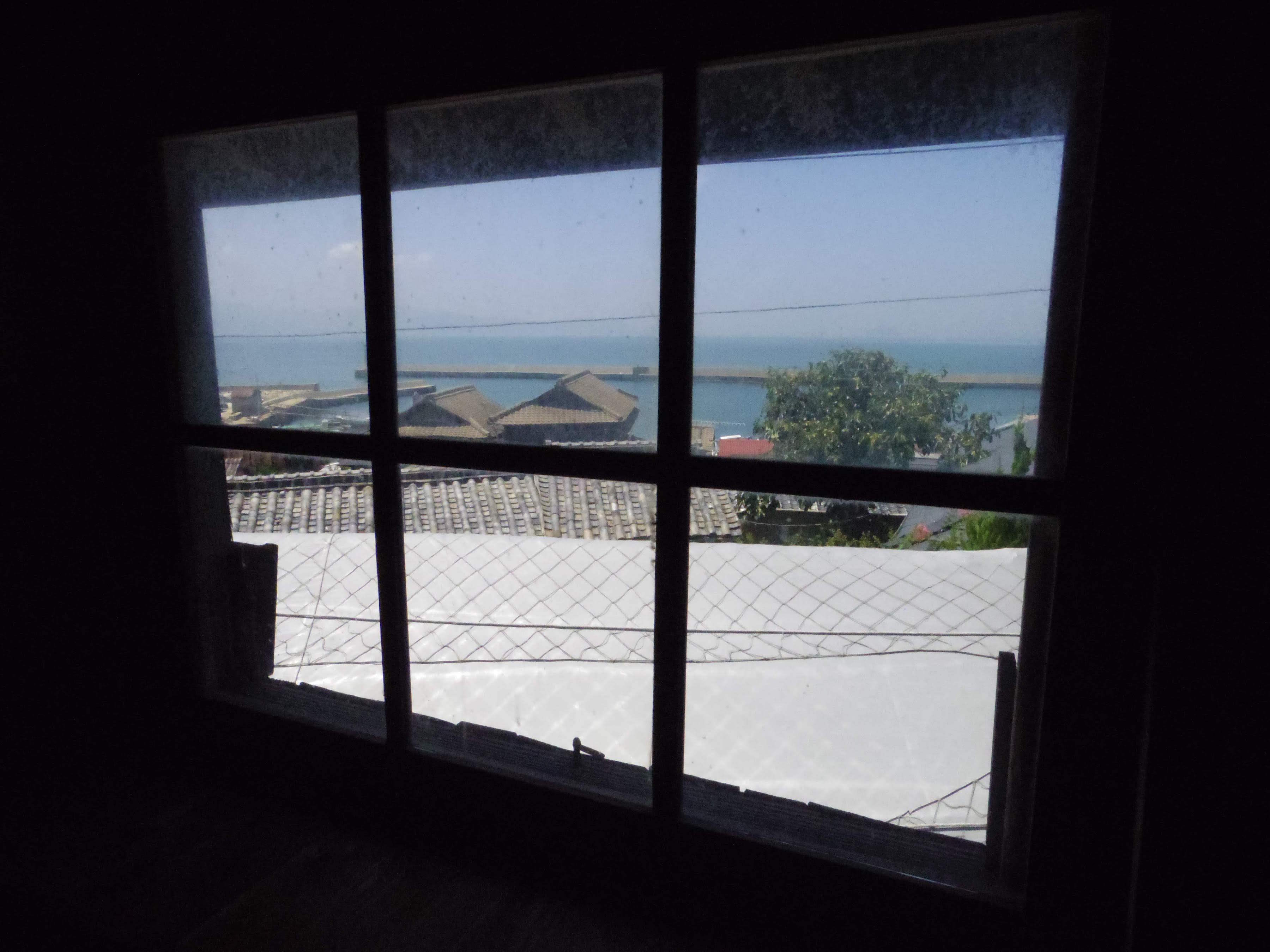 二階の小窓から見える瀬戸内海