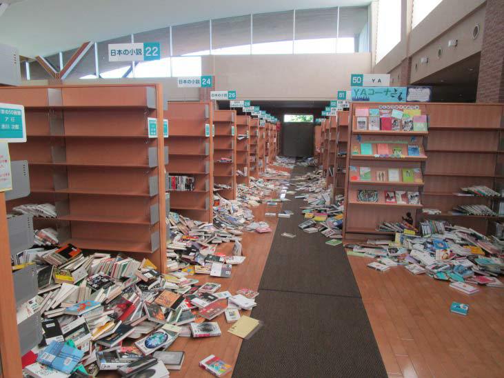 本震の後に大量の本が落ちた棚