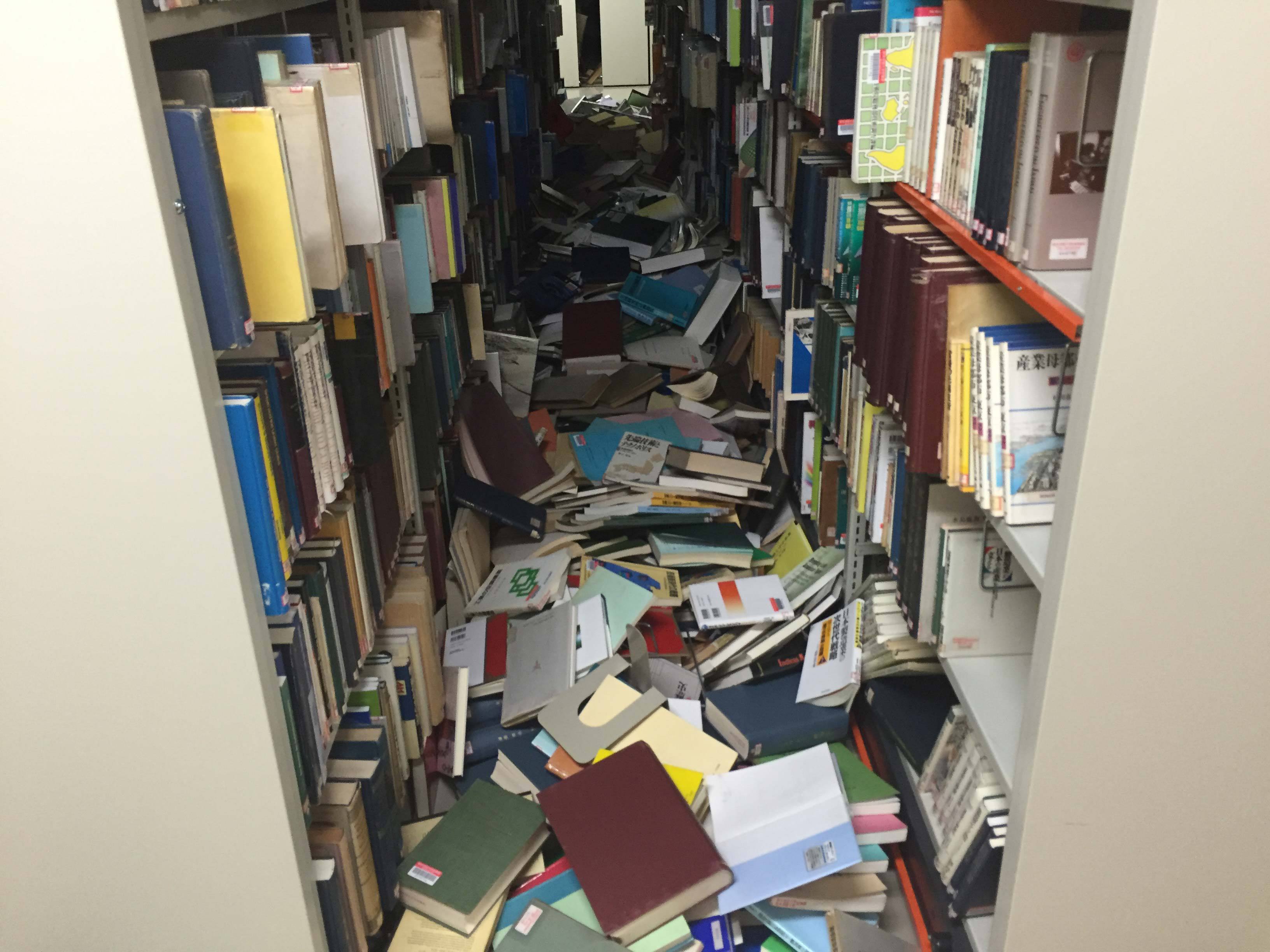 大量の本が落下した図書館の本棚