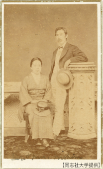 女性と男性の白黒写真