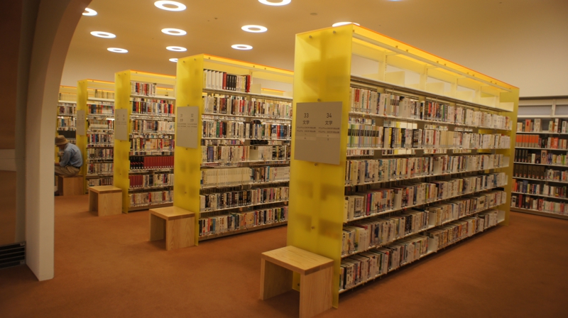 黄色のアクリパネルの書架