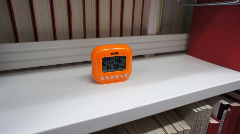 本棚に設置された温度・湿度計