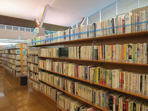 落下防止の紐が貼られた棚