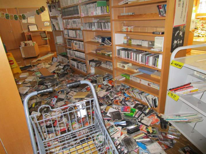 地震で落下したCDとDVD