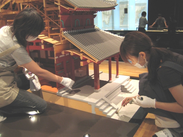 崇福寺(再現文化財)の埃除去作業