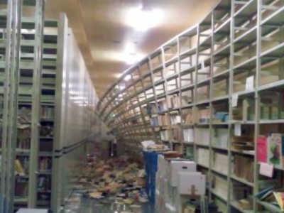 地震被害_高層書架の転倒