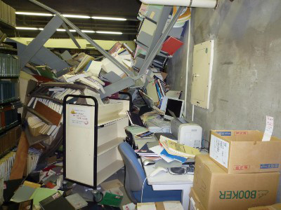 地震被害_書架の倒壊