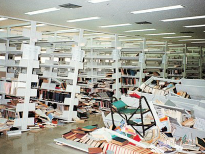 地震被害_書架の倒壊、資料の落下・散乱