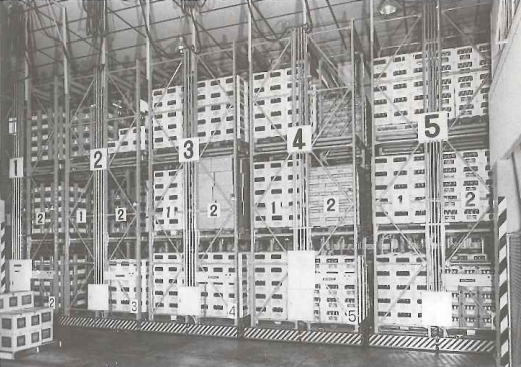 品物は移動ラックに整然と保管される