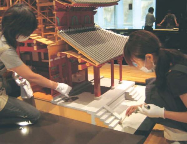 崇福寺（再現文化財）の埃除去作業