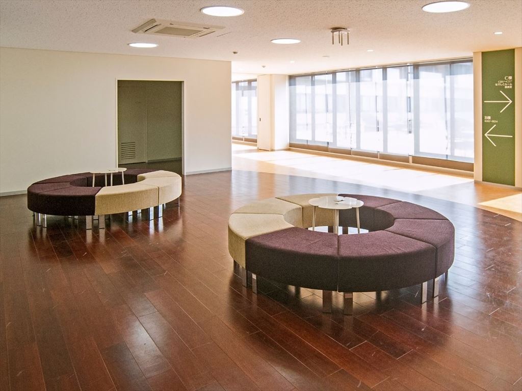 九州女子大学・九州女子短期大学弘明館, テーブル,チェア,ベンチ