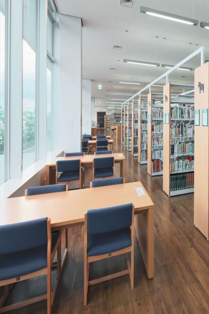 滝沢市立湖山図書館,閲覧家具