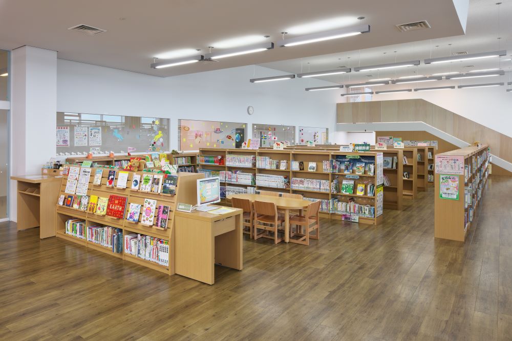 滝沢市立湖山図書館,木製児童書架