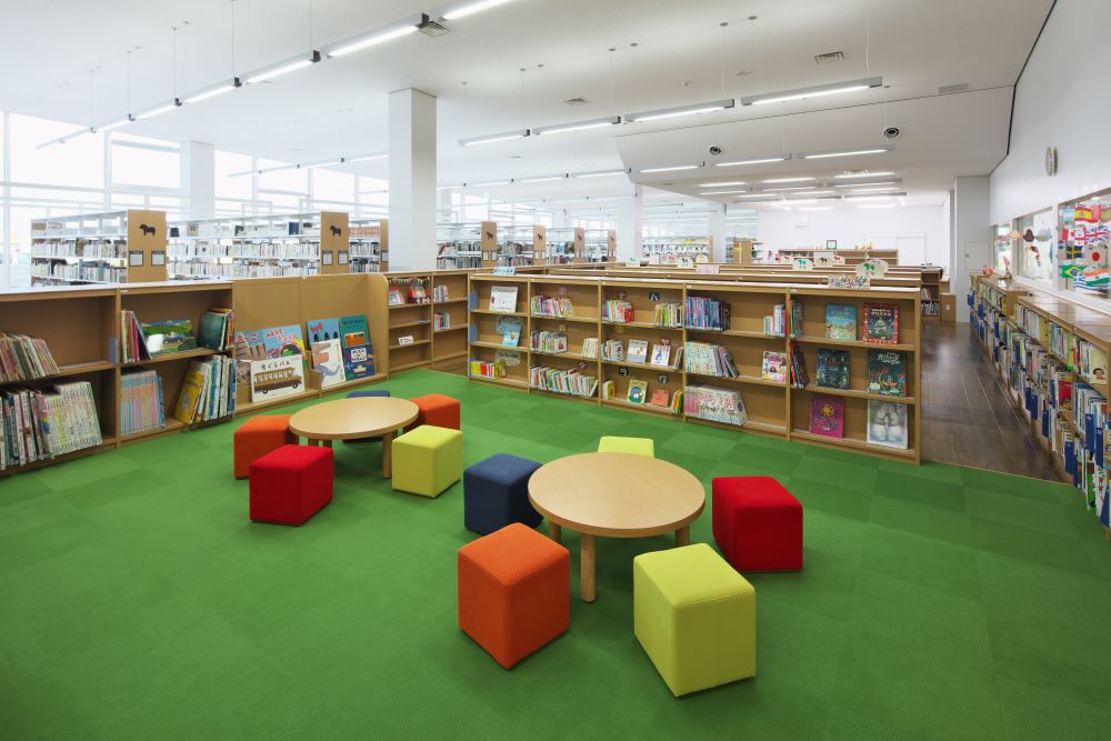 滝沢市立湖山図書館,読み聞かせコーナー,キッズ用テーブル,キッズ用チェア