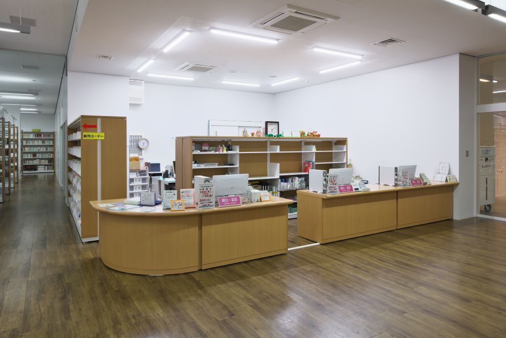 滝沢市立湖山図書館,木製カウンター