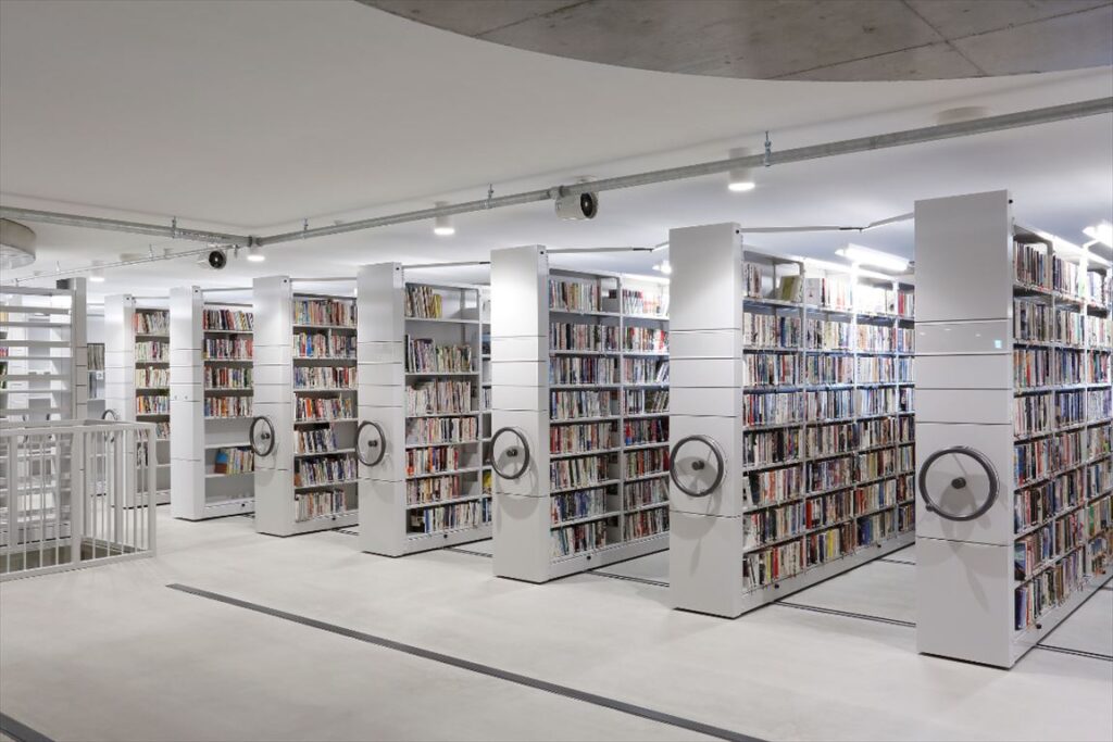岐阜市立中央図書館(みんなの森ぎふメディアコスモス),丸ハンドル式移動棚SMZ