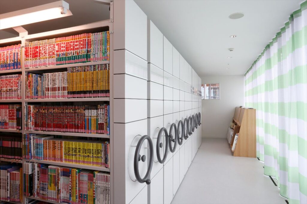岐阜市立中央図書館(みんなの森ぎふメディアコスモス),丸ハンドル式移動棚SMZ