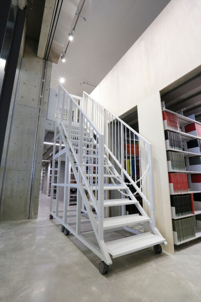 岐阜市立中央図書館(みんなの森ぎふメディアコスモス),調湿内装,階段ステップ