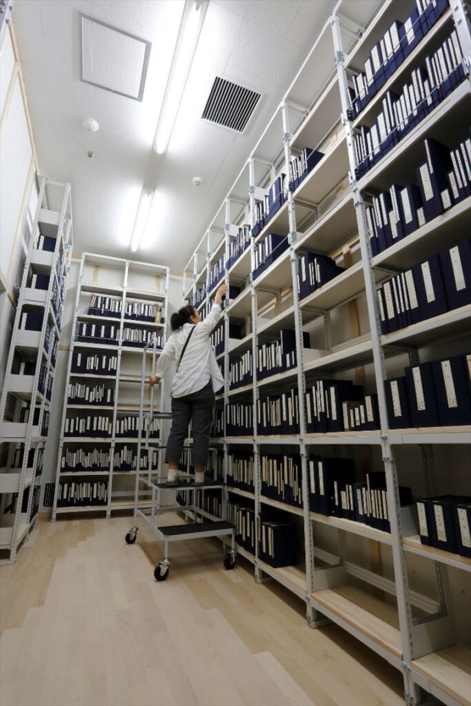 岐阜市立中央図書館(みんなの森ぎふメディアコスモス),スチール棚KU,スギ無垢材棚板仕様,可動式ステップ
