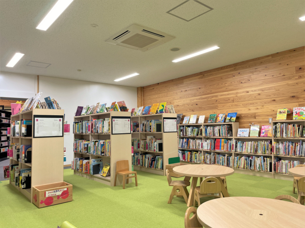 芦北町総合コミュニティセンター, 木製絵本架