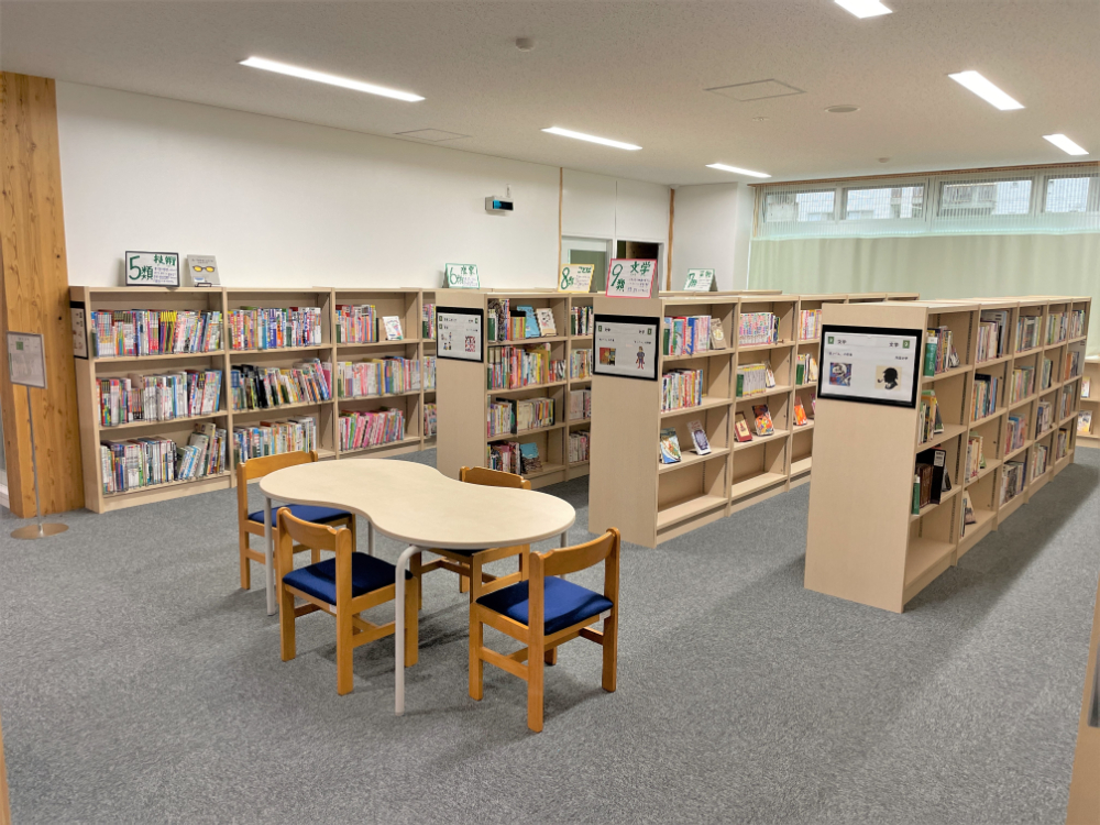 芦北町総合コミュニティセンター, 木製児童書架
