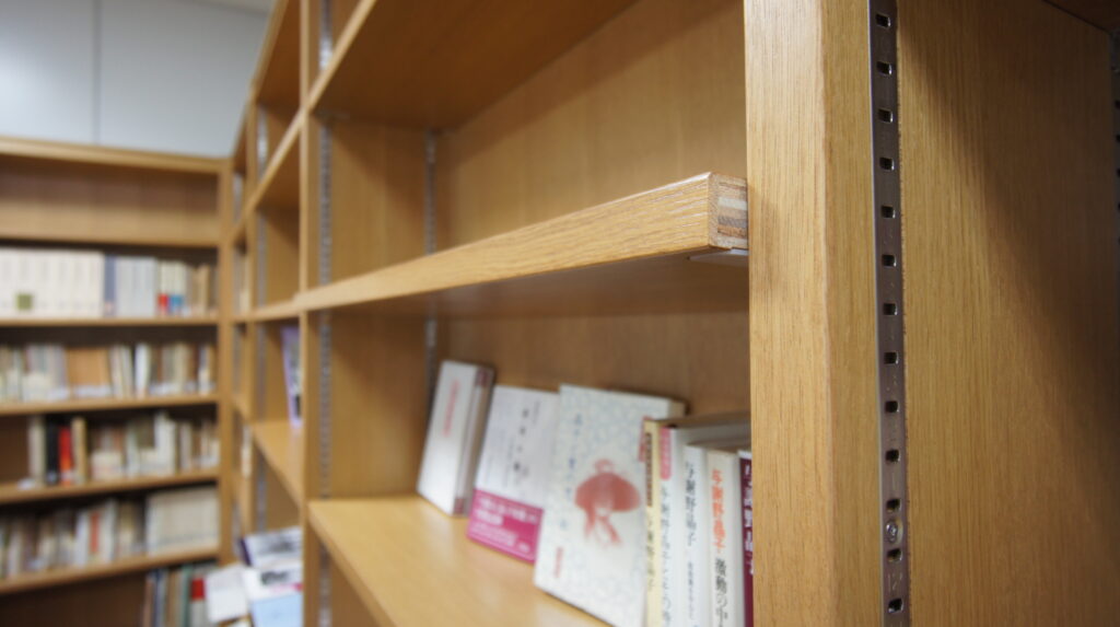 木製書架 傾斜スライド棚 作動時