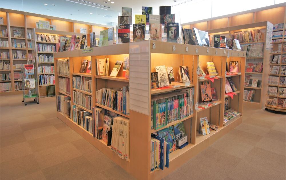 東広島市立安芸津図書館 | ソファ付き本棚、畳小上がりのある机
