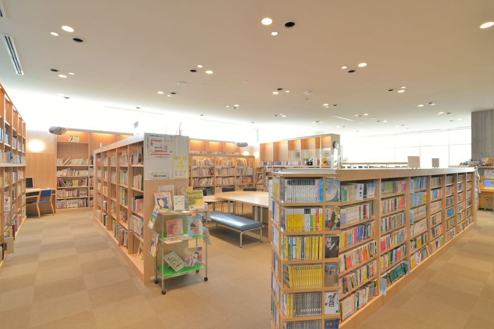 東広島市立安芸津図書館,壁面書架,木製傾斜スライド棚