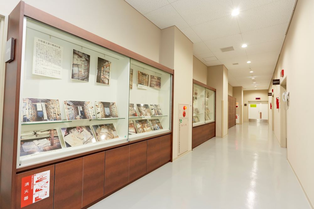 松本市文書館, 2F:展示スペース, 展示ケース