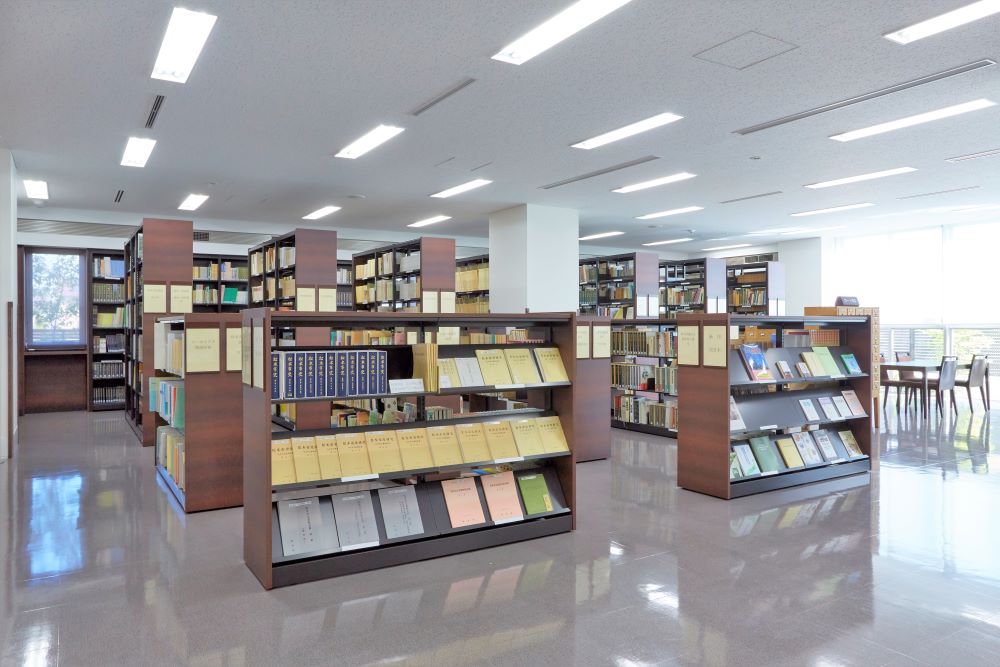 松本市文書館, 1F:開架・閲覧スペース, 木金書架LSA(片面傾斜棚板)