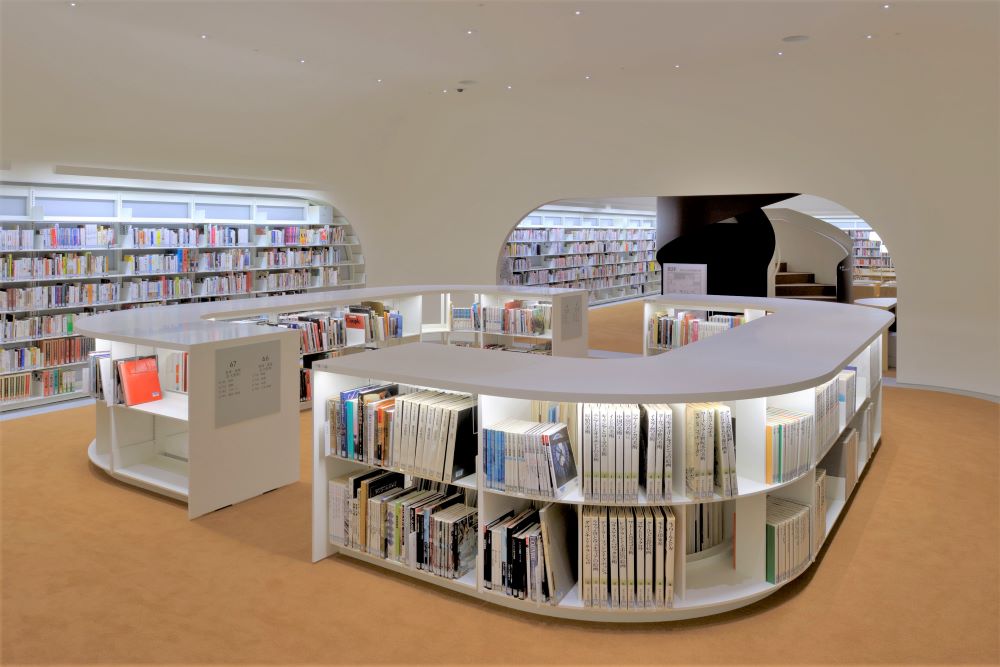 武蔵野プレイス, 中置木金書架・木製書架