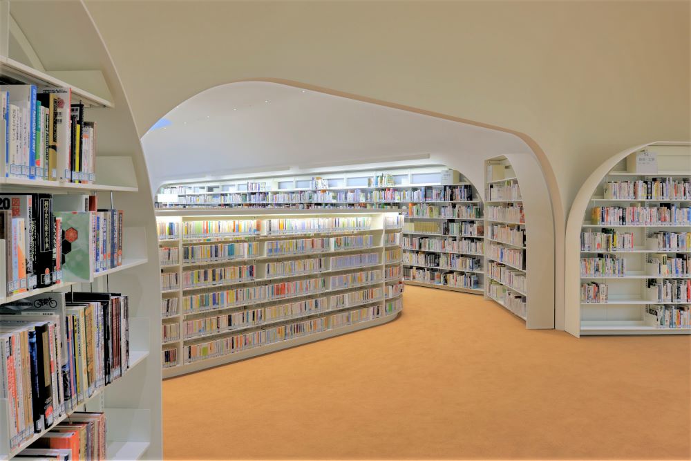 武蔵野プレイス, 中置木金書架・木製書架