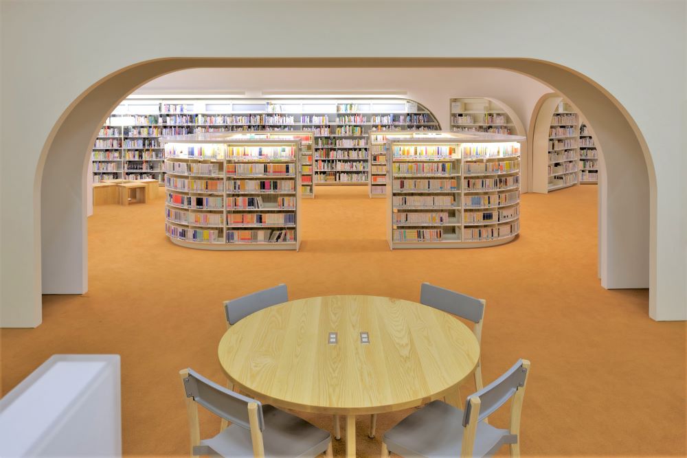武蔵野プレイス, 中置木金書架・木製書架, 閲覧席