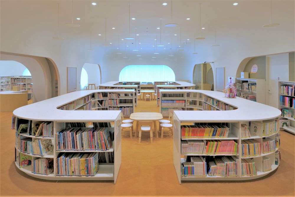 武蔵野プレイス, 児童用中置木金書架・木製書架