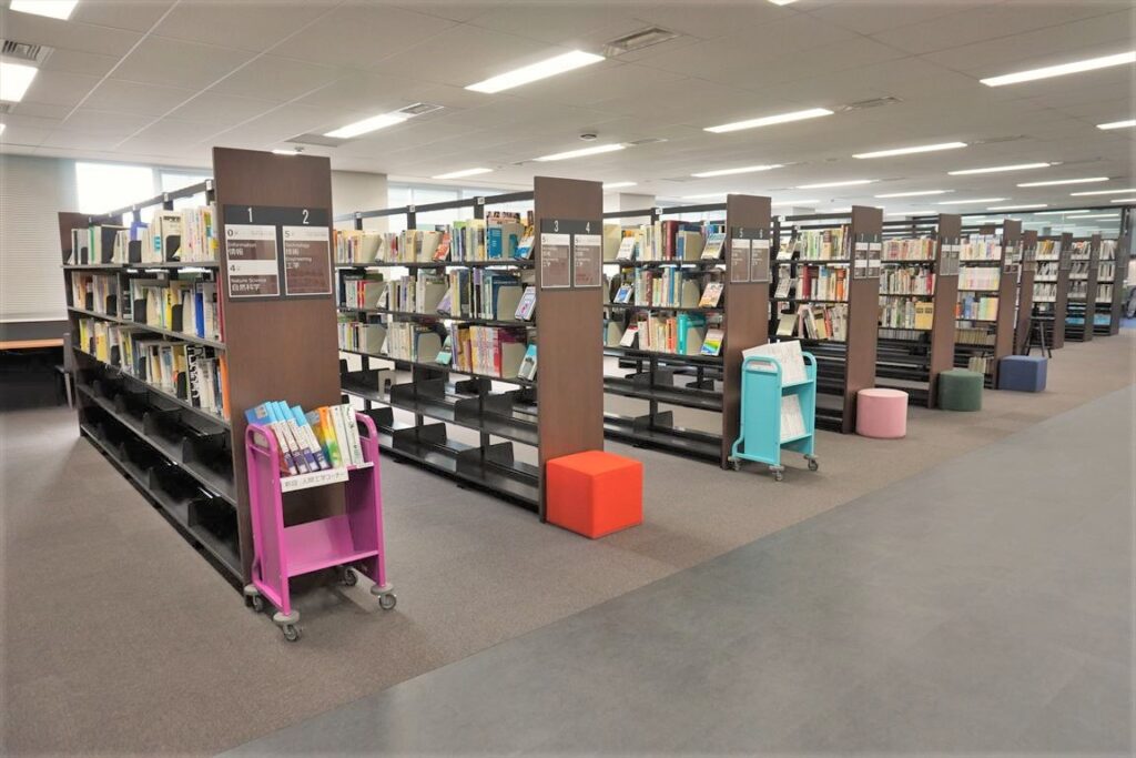 トヨタ紡織株式会社 猿投工場manaviya(技術資料室),スチール書架KBA(木製側板仕様)