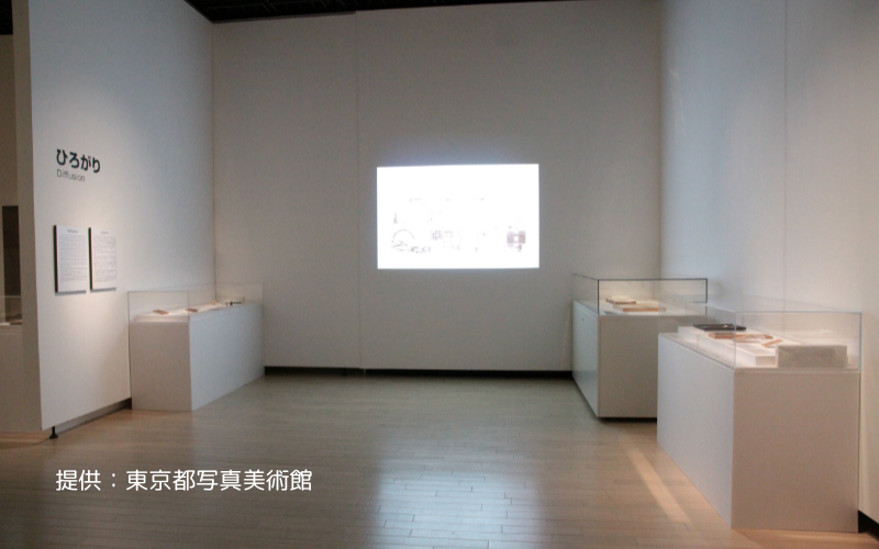 東京都写真美術館,展示室, 平面型覗きガラスケース, エアタイト式/高透過ガラス仕様