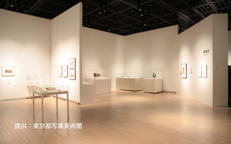 東京都写真美術館,展示室, 行灯型5面ガラスケース, エアタイト式/高透過ガラス仕様